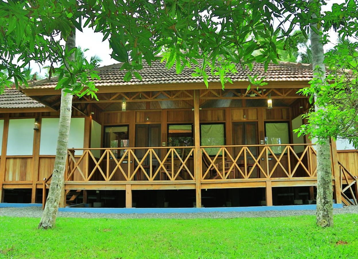 Estuary Sarovar Premiere Poovar Island Eksteriør billede